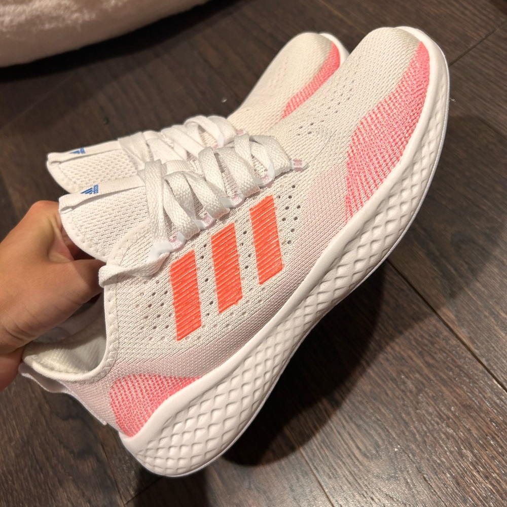 Women’s Adidas 3 bounce size 9